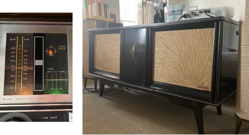 家具調レコードプレーヤー＆ラジオ（ビクター製）。天板を開けるとラジオ部がオレンジと緑の電球で光る。ばっちり周波数を合わせると、真空管の深く奥行きのある音が聴こえる。2人掛けソファ程の大きさがあるが現在はラジオとしてのみ利用。周波数を合わせるのに毎朝一苦労。